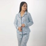Pijama-pantalon-y-blusa-flores-1
